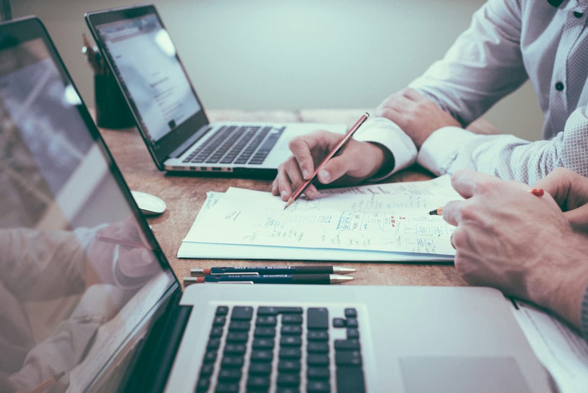 Pessoa a usar software de contabilidade
